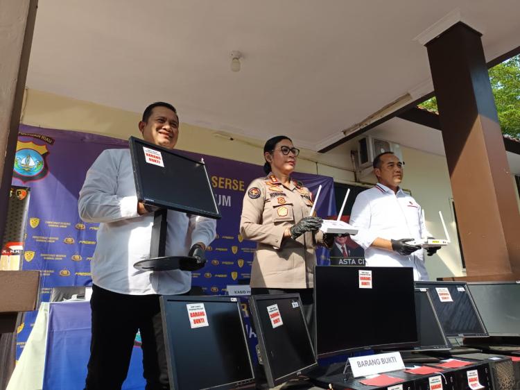 Polisi Ringkus Pengepul Chip dan Pemain Judi Online di Batam