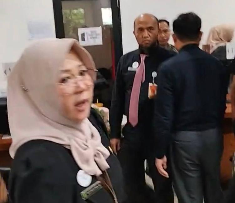 Kericuhan di Disdukcapil Batam Viral Setelah Warga Protes Nomor Antrean Diduga Dilompati