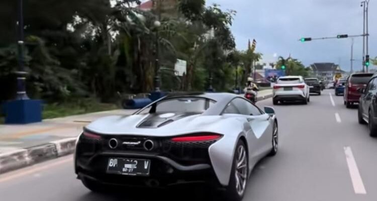 McLaren Artura Muncul di Jalanan Batam, Harga Fantastis dan Pelat Kendaraan Jadi Perbincangan