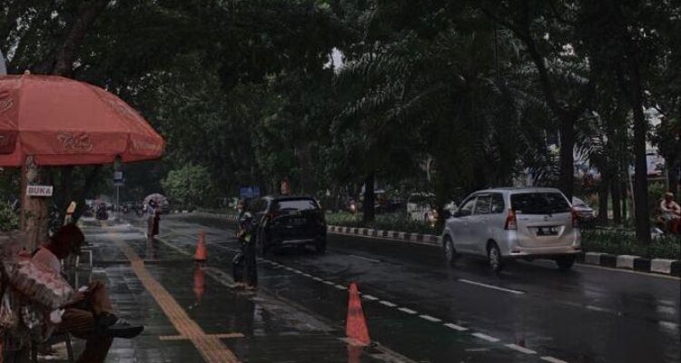BMKG Prediksi Cuaca Batam Didominasi Hujan Petir, Gelombang Laut Capai 0,6 Meter
