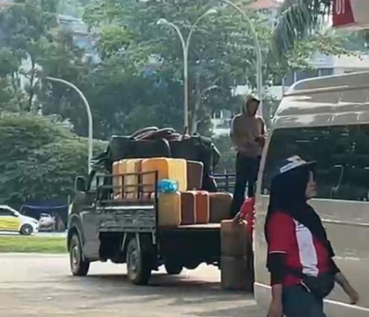 Pikap PT Latitude Industries Terlihat Bolak-balik di SPBU Kodim Seraya Atas, Aktivitas Pengisian BBM Jadi Perhatian