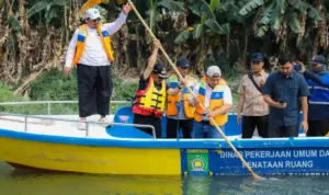 Debit Sungai Cisadane Menyusut akibat Kemarau, Warga Tangerang Diminta Hemat Air Debit Sungai Cisadane Menyusut akibat Kemarau, Warga Tangerang Diminta Hemat Air