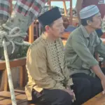 Seorang Ayah Setia Menunggu di Dermaga, Berharap Bagus Segera Ditemukan