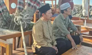 Seorang Ayah Setia Menunggu di Dermaga, Berharap Bagus Segera Ditemukan Seorang Ayah Setia Menunggu di Dermaga, Berharap Bagus Segera Ditemukan