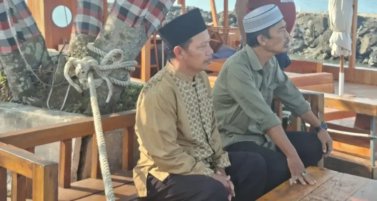 Seorang Ayah Setia Menunggu di Dermaga, Berharap Bagus Segera Ditemukan