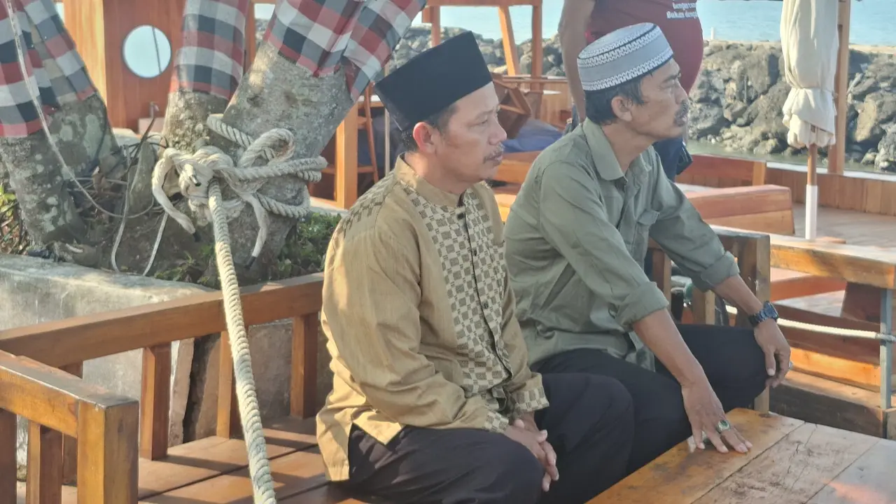 Seorang Ayah Setia Menunggu di Dermaga, Berharap Bagus Segera Ditemukan
